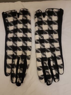 Nine West Black and White Check Houndstooth Gloves